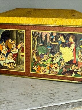Vintage Snow White Metal Tin Litho Box Walt Disney World Dwarfs Evil Queen Princ